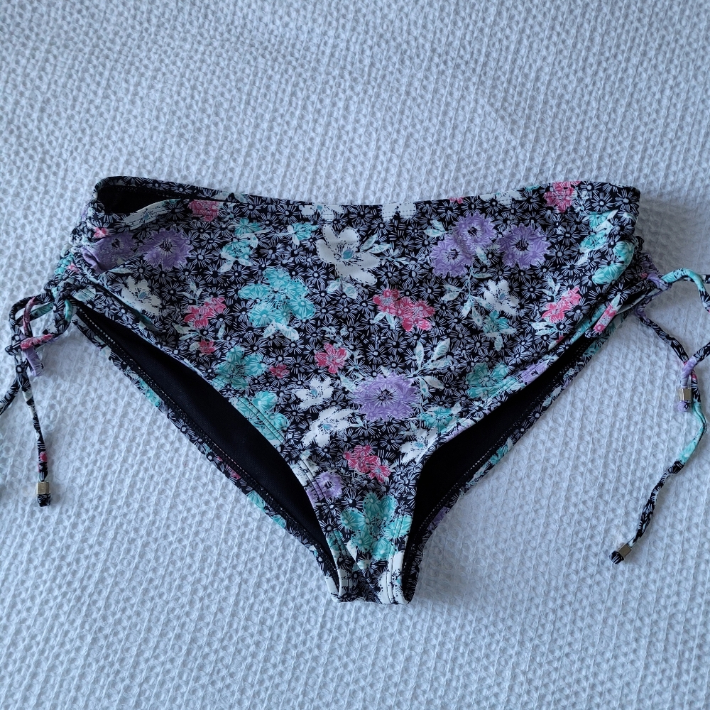 Pattern swimsuit bottoms